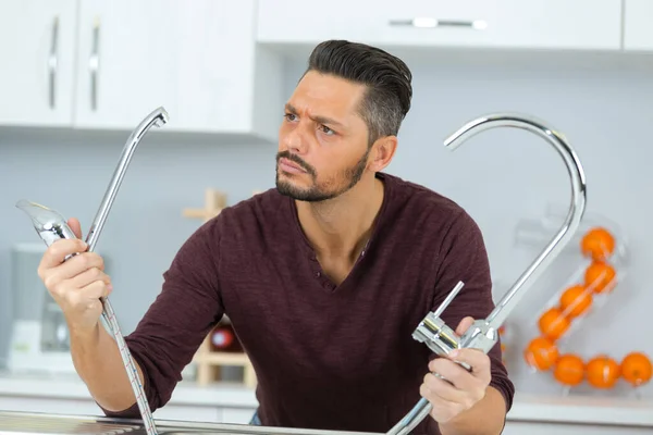 Glücklicher Attraktiver Junger Mann Verwirrt Über Wasserhahn Reparieren — Stockfoto