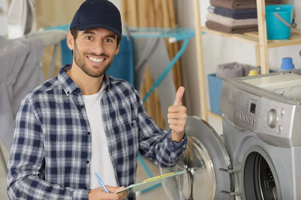 Reparateur Met Duimen Omhoog Door Wasmachine Keuken — Stockfoto