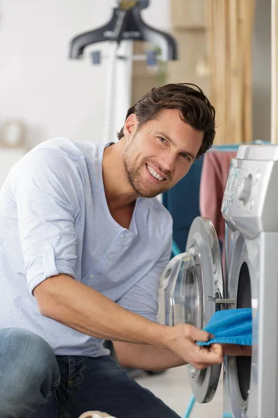 Man Zetten Kleur Kleren Wasmachine — Stockfoto