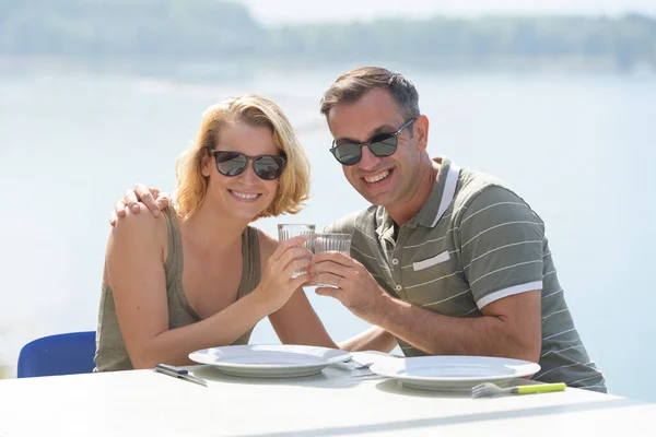 Junges Paar Beim Mittagessen Freien — Stockfoto