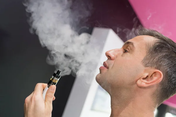 Een Man Die Cig Vape Rookt — Stockfoto