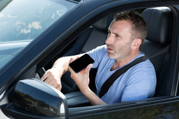 Άνθρωπος Οδήγηση Αυτοκινήτου Και Χρήση Κινητού Τηλεφώνου — Φωτογραφία Αρχείου