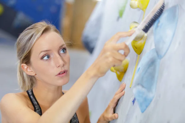 Vrouw Schoonmaken Voet Met Borstel — Stockfoto