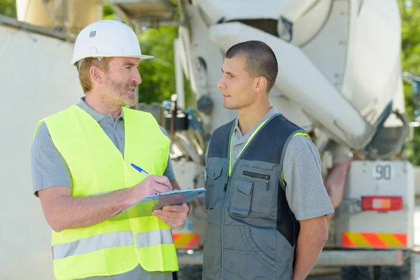 Dos Ingenieros Construcción Supervisan Trabajo Obra —  Fotos de Stock