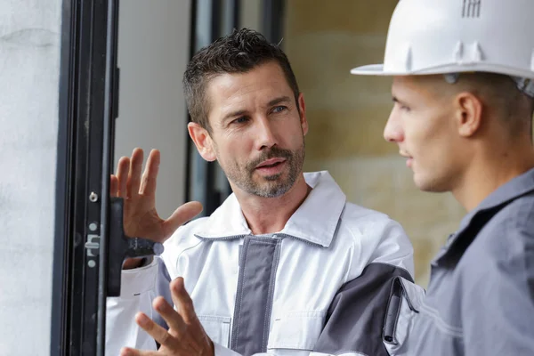 Personas Hablando Durante Instalación Ventanas — Foto de Stock