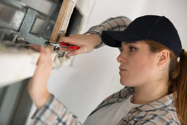 Travailleuse Construction Installant Une Fenêtre Dans Maison Images De Stock Libres De Droits