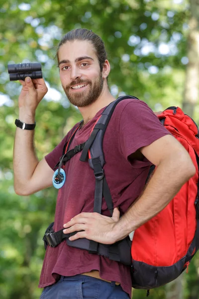 Obrázek Mužského Turisty Usmívajícího Drží Binokulární Stock Obrázky