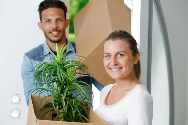 Retrato Una Pareja Casas Movimiento — Foto de Stock