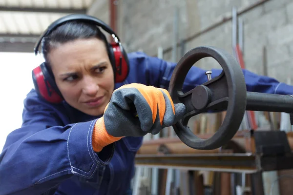 Porträtt Vanlig Effektiv Kvinnlig Ingenjör Roterande Ventil Inne Fabrik — Stockfoto