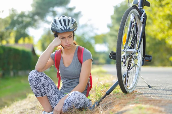Απογοητευμένη Γυναίκα Ποδηλάτης Έχει Μια Παρακέντηση — Φωτογραφία Αρχείου