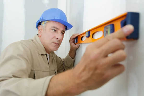 Uomo Sta Misurando Muro — Foto Stock