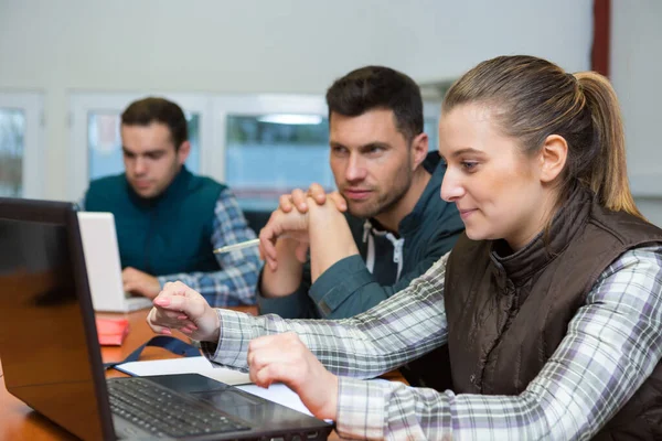 Magazijnmedewerker Manager Kijken Laptop Een Magazijn — Stockfoto