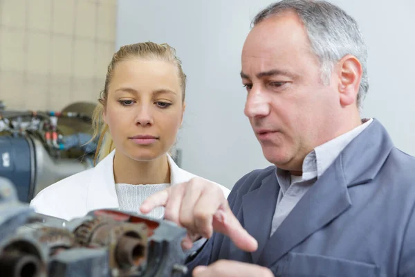 Apprendista Meccanico Guardando Motore — Foto Stock