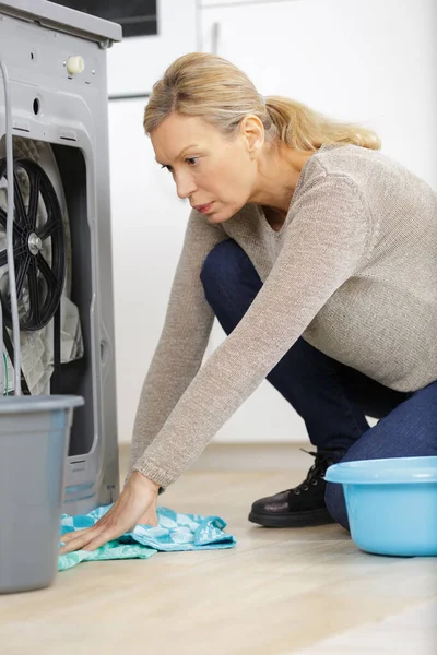 Mujer Está Limpiando Piso —  Fotos de Stock