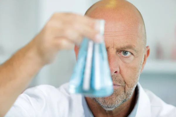 Doctor Mixes Liquids Flask Focus Face — Stock Photo, Image
