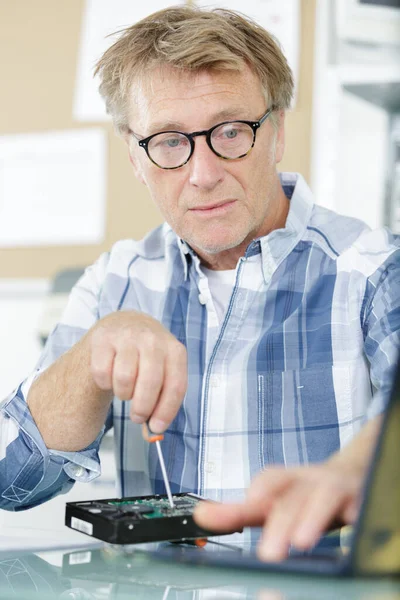 Retrato Homem Reparando Caderno — Fotografia de Stock