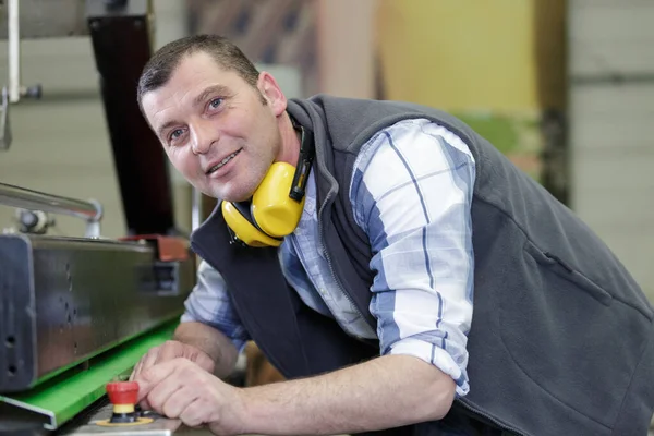 Uomo Sta Lavorando Lavoro Produzione — Foto Stock