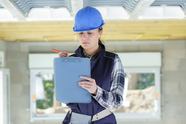 深刻な建設女性労働者の肖像画 — ストック写真