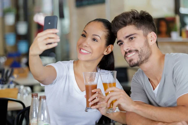 Romantiskt Par Tar Selfie Bar — Stockfoto