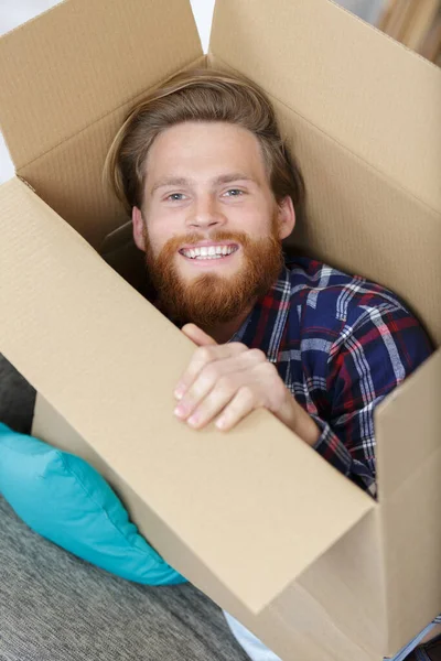 Šťastný Mladý Muž Uvnitř Krabice — Stock fotografie