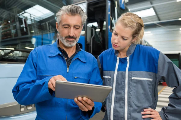 Mann Und Frau Reparieren Auto Mit Tablet — Stockfoto