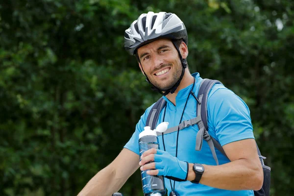 Erkek Bisikletçi Içiyor Gülümsüyor — Stok fotoğraf
