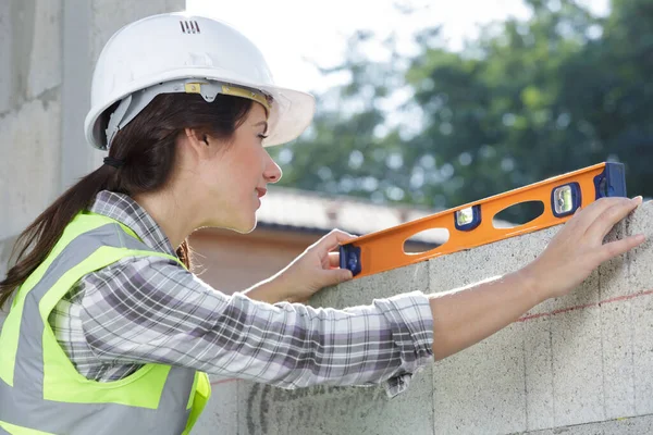 Bauarbeiterin Arbeitet Mit Einer Ebene Freien — Stockfoto