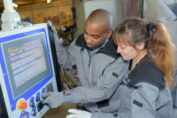 Werknemers Die Bedieningsorganen Van Industriële Computermonitoren Aanpassen — Stockfoto