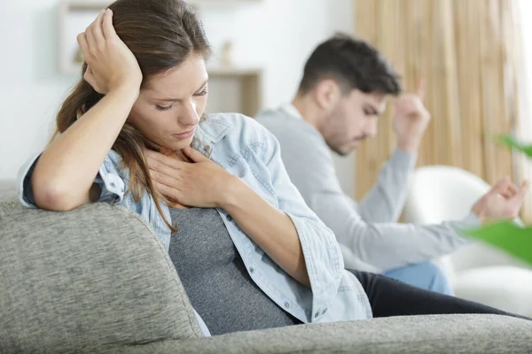 Bezorgd Vrouw Zittend Bank — Stockfoto