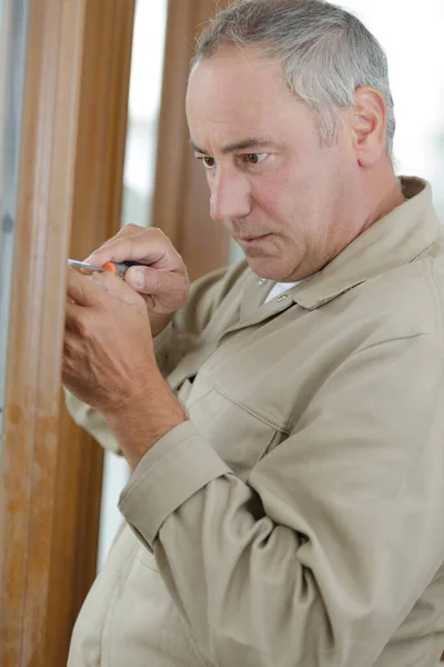 Uomo Anziano Utilizzando Cacciavite Sul Telaio Della Porta — Foto Stock