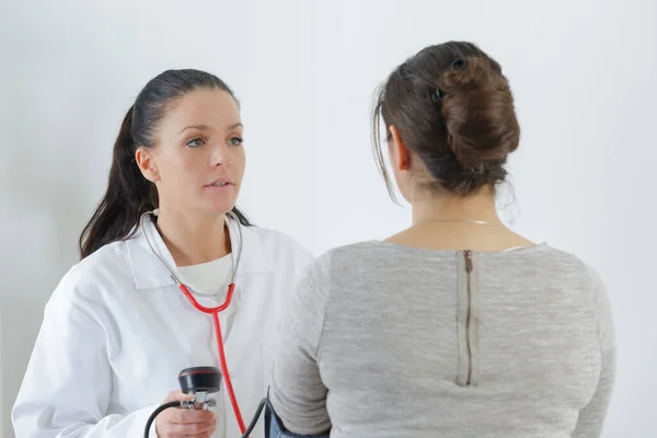 Woman Doctor Ausctulting Her Female Patient — Stock Photo, Image