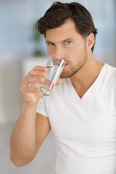 Man Die Water Drinkt Uit Een Glas — Stockfoto