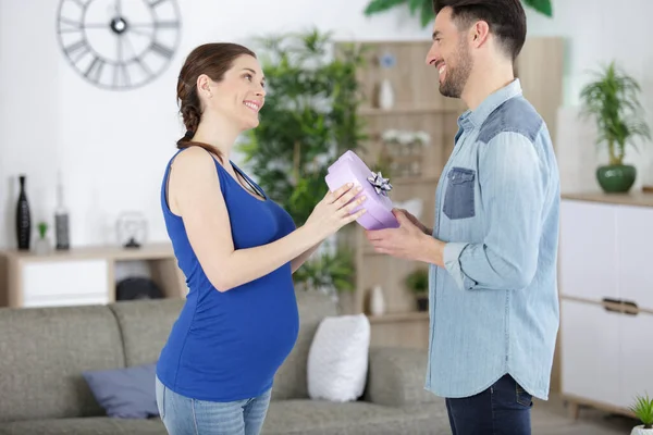 Gelukkig Gezin Vieren Zwangerschap Thuis — Stockfoto