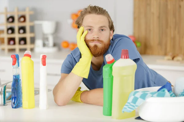 Serviço Doméstico Homem Cansado Limpeza — Fotografia de Stock