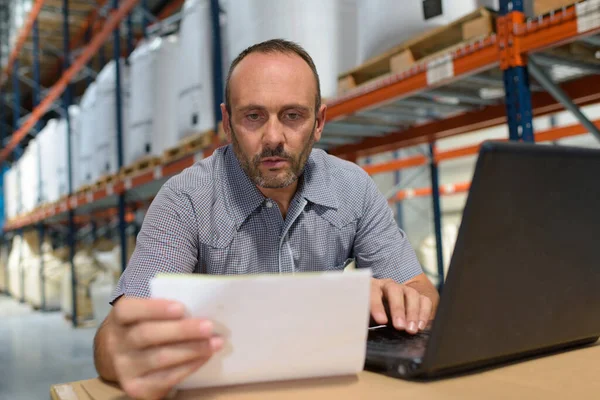 Affärsman Poserar Att Skriva Sin Dator Ett Lager — Stockfoto