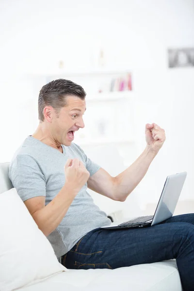 Homem Animado Frente Laptop — Fotografia de Stock