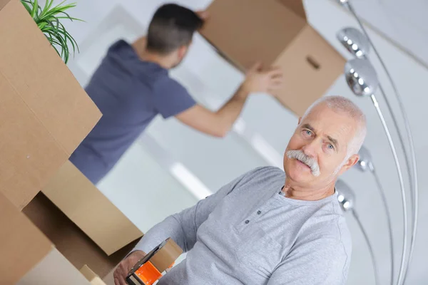 Retrato Homem Preparando Caixas — Fotografia de Stock