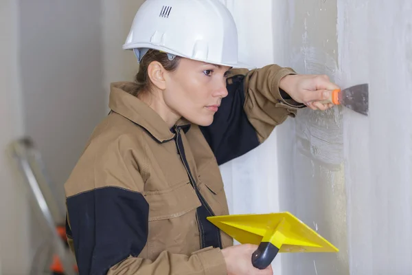 Kvinnlig Gipsarbetare Som Arbetar Innervägg — Stockfoto