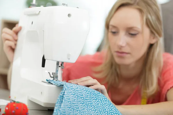 Femme Travaillant Avec Une Machine Coudre — Photo