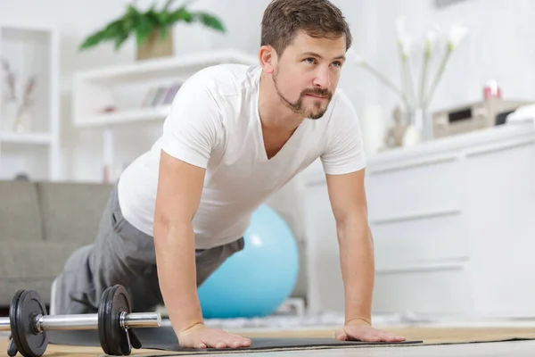 Jonge Man Doet Plank Oefening Thuis — Stockfoto