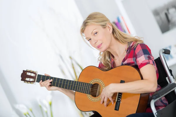 Зріла Жінка Інвалідному Візку Грає Гітарі — стокове фото