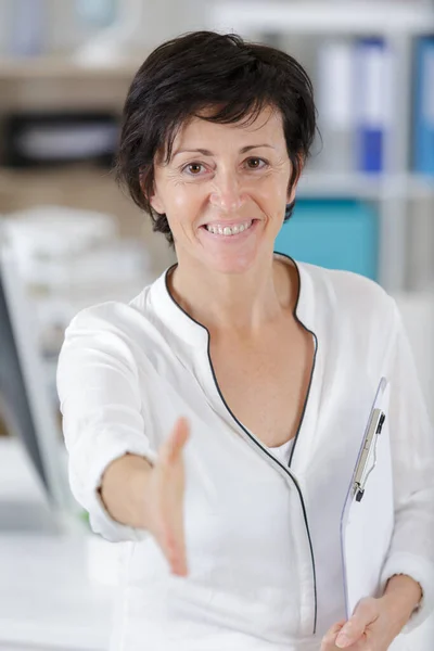 Vrouw Tijdens Een Zakelijke Handdruk — Stockfoto