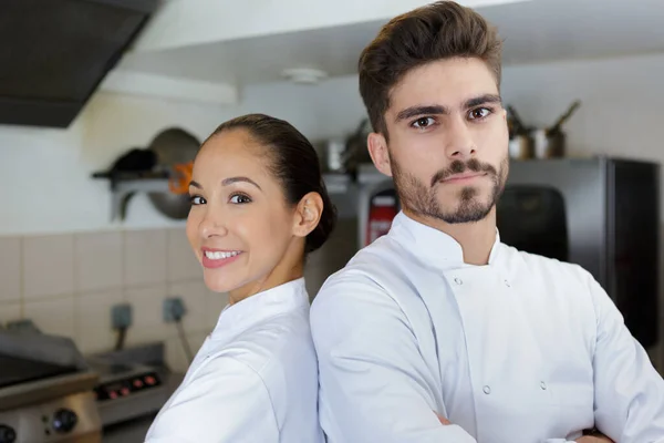 Mannelijke Vrouwelijke Koks Rug Aan Rug Professionele Keuken — Stockfoto