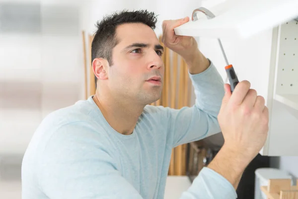 Man Putting Together Furniture — Stock Photo, Image