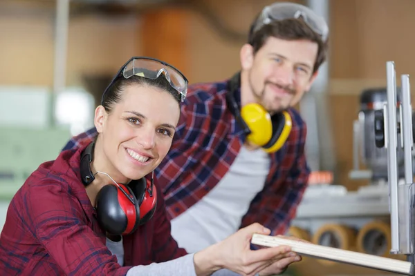 Man Explaining Woman Woodworking Tips Wood Workshop — Stock Photo, Image