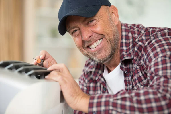 Reparaturarbeiter Repariert Eine Maschine Der Küche — Stockfoto