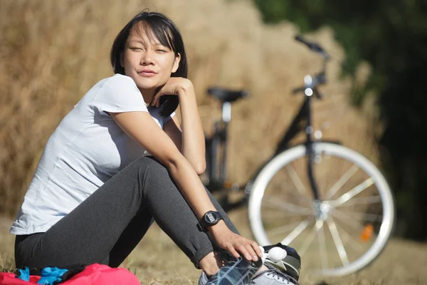 Paz Karşı Karşıya Bisiklet Yanında Duran Genç Kadın — Stok fotoğraf
