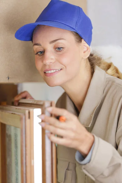 Ritratto Costruttore Donna Che Ispeziona Materiali — Foto Stock