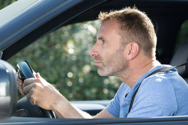 Ένας Συγκεντρωμένος Άντρας Οδηγεί Αυτοκίνητο — Φωτογραφία Αρχείου
