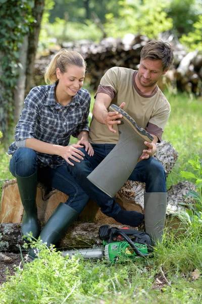 Couple Vérifiant Leurs Bottes Jardinage — Photo